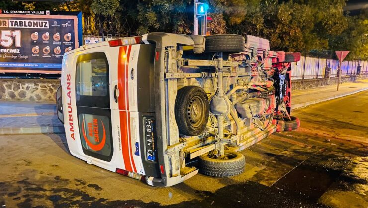 Dolmuşla çarpışan ambulans devrildi