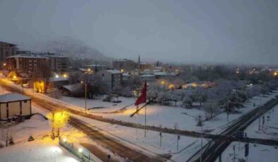 Adilcevaz’da kar altında tarihi güzellikler