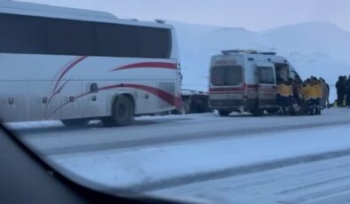 Ağrı’da turist otobüsü devrildi: 10 yaralı