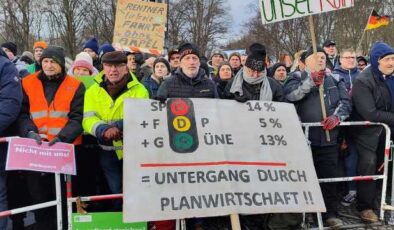 Berlin’de çiftçilerden sübvansiyon protestosu