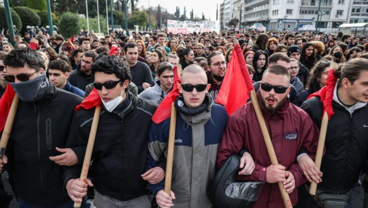 Atina’da öğrenci ayaklanması