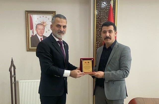 Kulp Kaymakamı’na  Emniyet Sendikası’ndan plaket