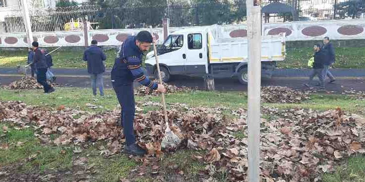 Bağlar’da kuru yapraklar toplanıyor, parklar yenileniyor