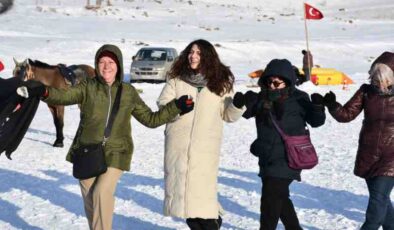Çıldır’da buz üstü eğlencesi