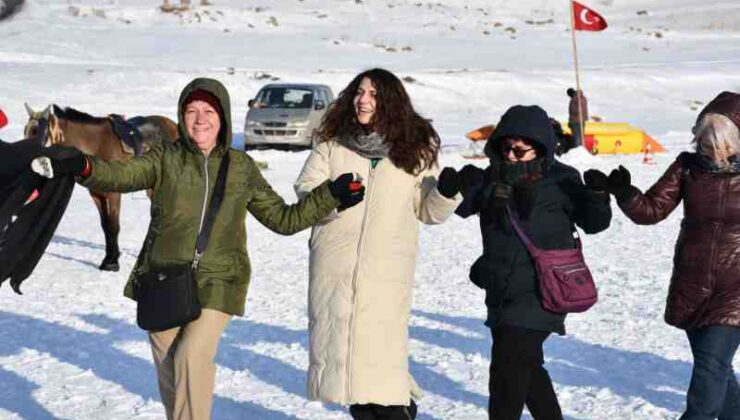Çıldır’da buz üstü eğlencesi