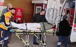 Dengesini kaybedip düşen motosiklet sürücüsü otomobilin altında kaldı