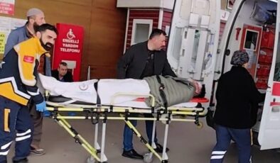 Dengesini kaybedip düşen motosiklet sürücüsü otomobilin altında kaldı