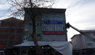 Depremde bazı evlerin dış cephelerinde ayrışmalar oldu