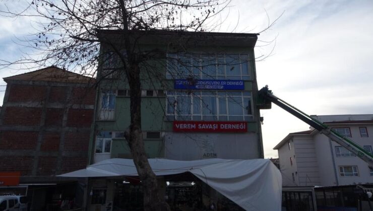Depremde bazı evlerin dış cephelerinde ayrışmalar oldu