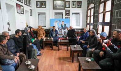 Diyarbakır’da depremde yitirdikleri dengbej için ağıt