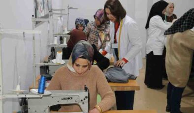 Diyarbakırlı Anneler, çocuklarının okuduğu okulda dikiş öğreniyorlar