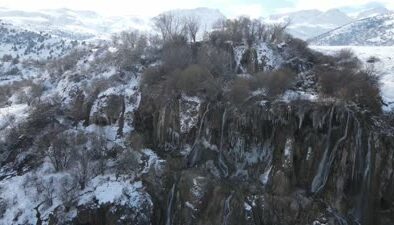 Erzincan’da buz tutan Girlevik şelalesi