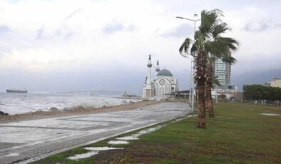 İskenderun’da lodos ve yağmur çilesi