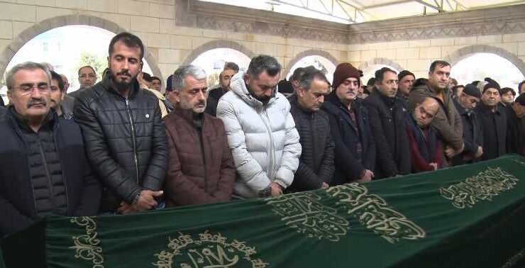 İzmir’de ‘laf atma’ kavgasında ölen şahıs Elazığ’da defnedildi