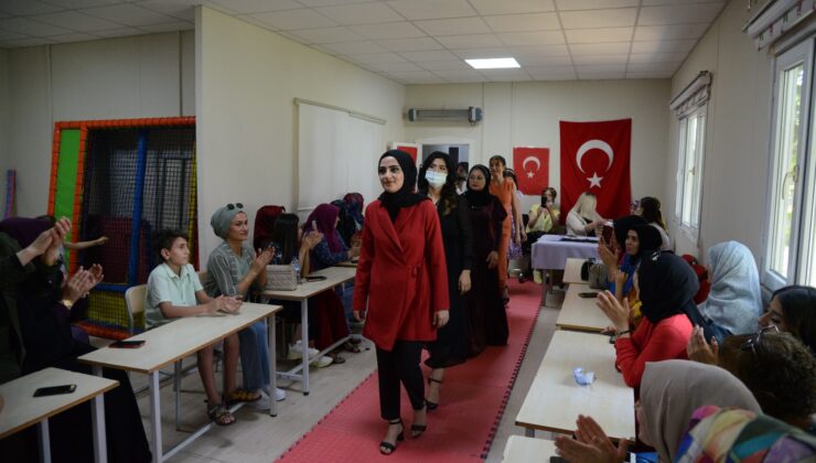 Kadın kursiyerler defilede hünerlerini sergiledi