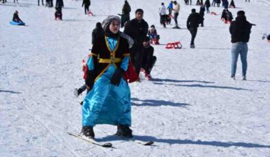 Karacadağ’da Şalvarlı ve fistanlı kayakçı coşkusu