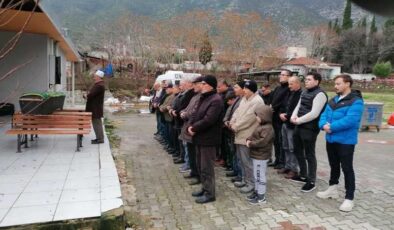 Kırkağaç’ta cinayet: yaşlı kadın defnedildi