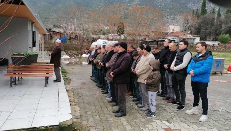 Kırkağaç’ta cinayet: yaşlı kadın defnedildi