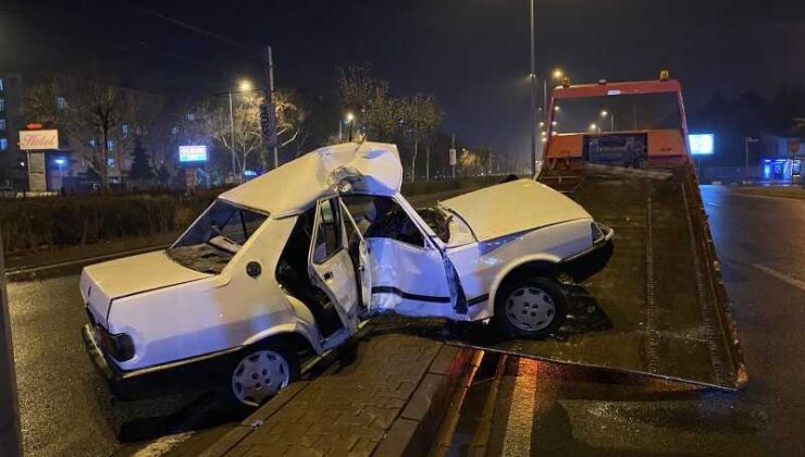 Kocasinan’da direğe çarpan araç büküldü