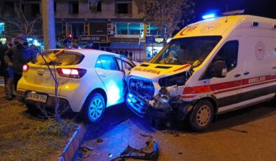 Kozluk’ta gelin arabası ambulansla çarpıştı