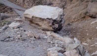 Kozluk’ta düşen kaya parçası yolu ulaşıma kapattı