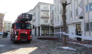 Malatya’da bir binanın çatısı çöktü