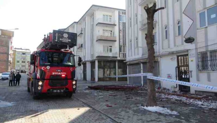Malatya’da bir binanın çatısı çöktü