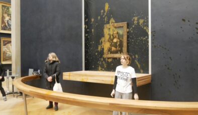 Mona Lisa’ya çorbalı protesto