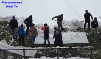 Muş’ta el birliğiyle stadyum temizliği