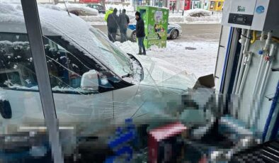 Muş’ta zincirleme kaza: mağaza hasar gördü
