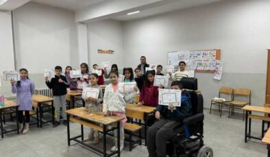 Öğrencilerden müdürlerine kalpli destek