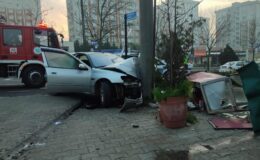 Önce simit arabasına sonra direğe çarptı