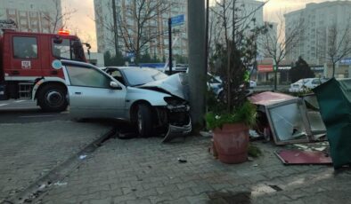 Önce simit arabasına sonra direğe çarptı