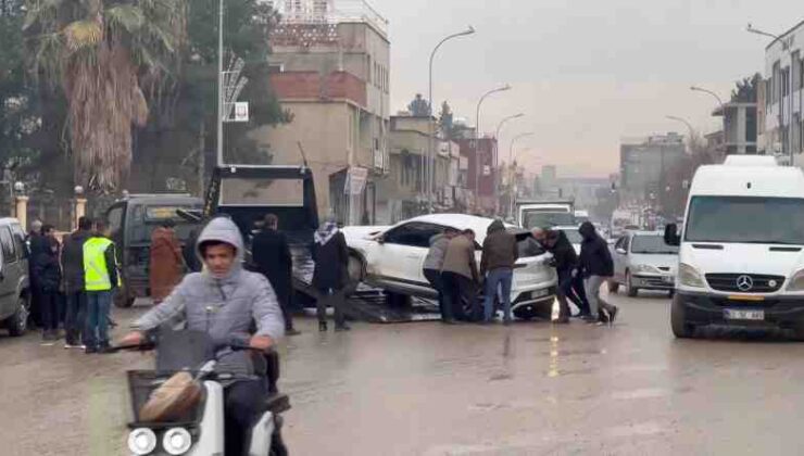 Sallanan araç çekiciye zor yüklendi
