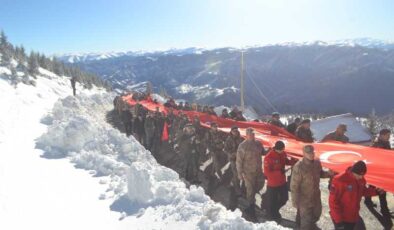 Sarıkamış Şehitleri için Sis Dağı’nda 175 metre uzunluğundaki Türk bayrağı ile yürüdüler