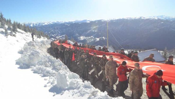 Sarıkamış Şehitleri için Sis Dağı’nda 175 metre uzunluğundaki Türk bayrağı ile yürüdüler