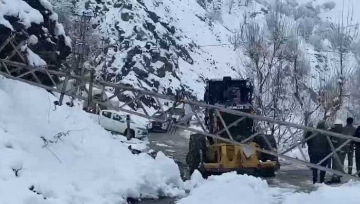 Sason’da kar engeli aşıldı: 17 köye yol açıldı