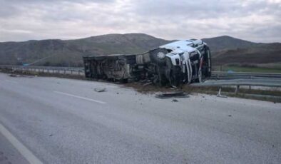 Tanker kazası yol kapattı