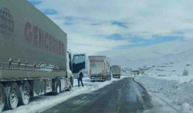 Tendürek geçidi açıldı, tırlar yola koyuldu