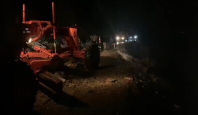 Tunceli’de kaya düşmesi yolu kapattı