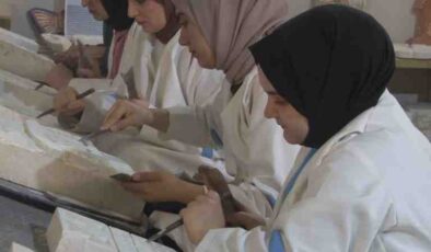 Üniversiteli gençler taş oymacılığını canlandırıyor