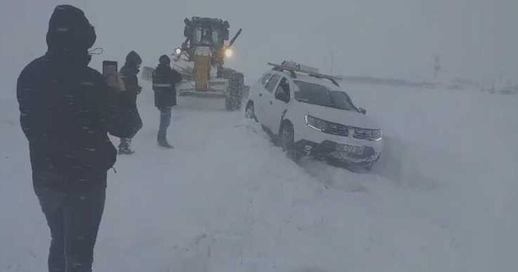 Van’da karın esaretinden kurtuluş