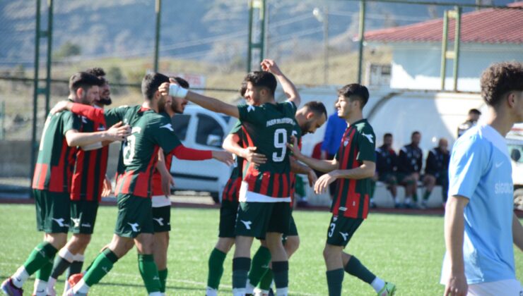 Pasur Belediyespor zirveyi koruyor