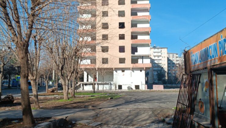 Ağır hasarlı bina alkolik ve müptelaların meskeni haline geldi