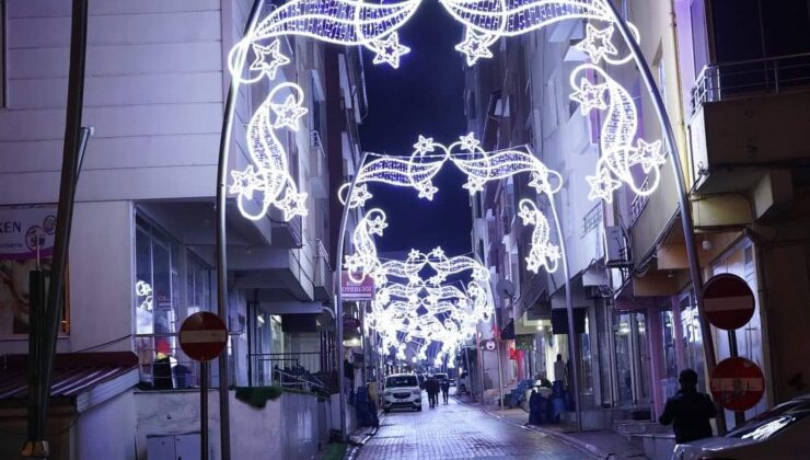 Kulp’ta Cadde Ve Sokaklar Renkli Işıklandırmalarla süslendi