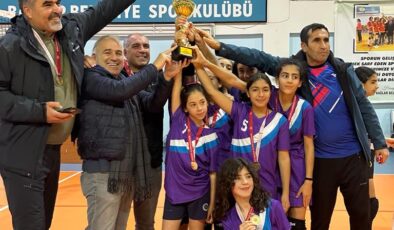 Hattat Hamid Aytaç Ortaokulu, Voleybol Turnuvasında Şampiyonluk Kazandı!