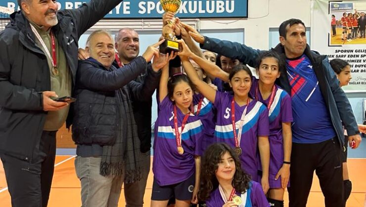 Hattat Hamid Aytaç Ortaokulu, Voleybol Turnuvasında Şampiyonluk Kazandı!