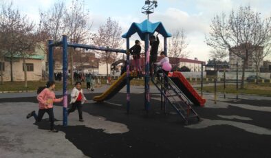 Tatile giren çocuklar oyun parkının yenilenmesini istiyor