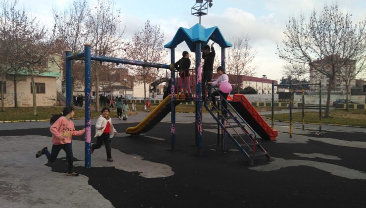 Tatile giren çocuklar oyun parkının yenilenmesini istiyor