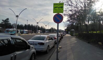 DÜ’de park yeri bulamayan sürücüler yasak olan yerlere park ediyor